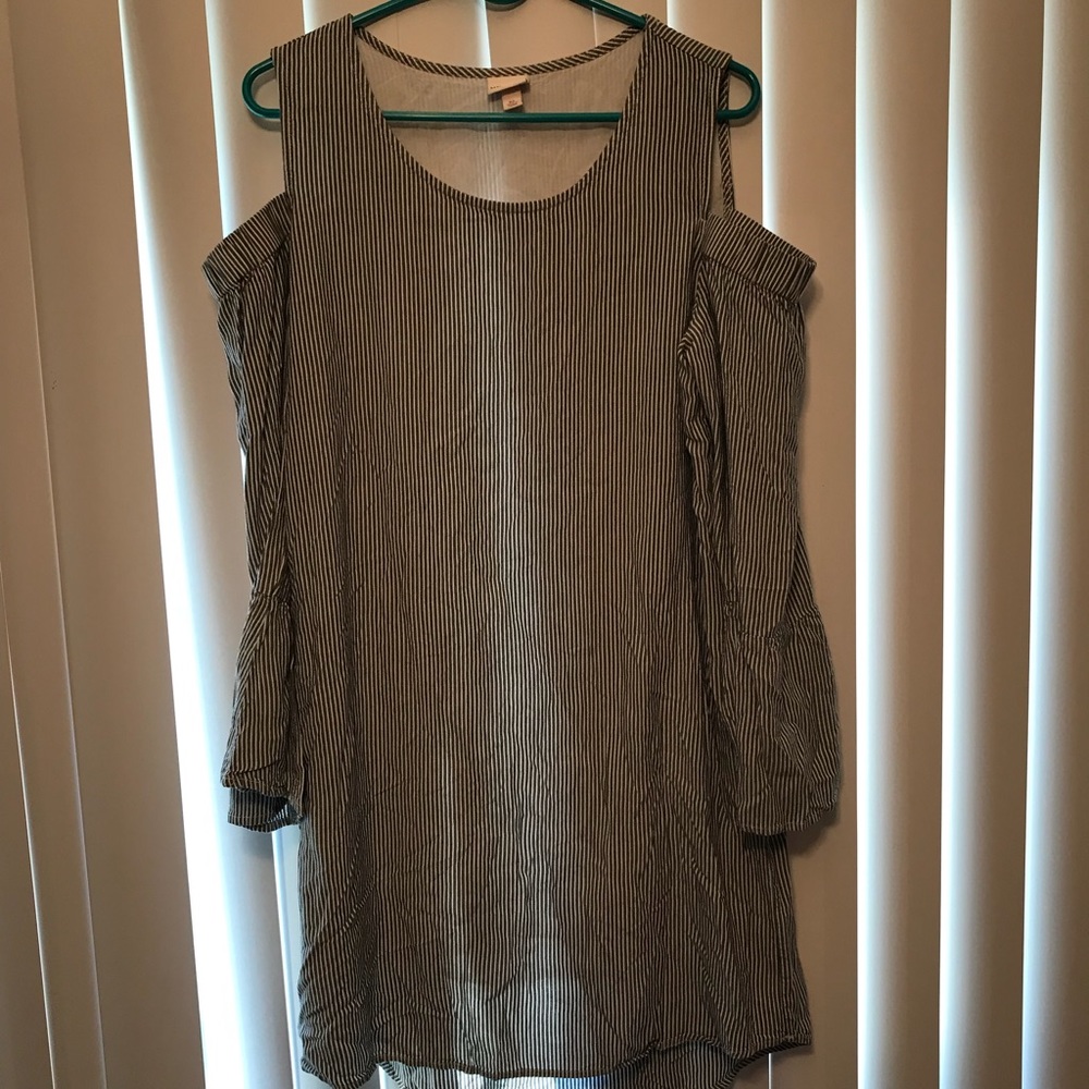 Super comfy, bare shoulder dress ☀️